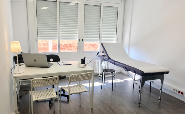 Sala para terapias individuales (coaching, terapia,  dieta, masajes, terapias alternativas) en Rosselló 184