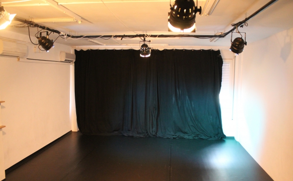 Sala 2 con luces de teatro. Suelo de madera de pino y un revestimiento de suelo negro de pvc que se puede retirar.