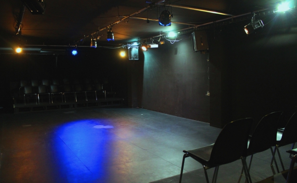 Sala 1
Espacio teatral polivalente con suelo de madera