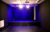Sala 3
Suelo de madera y dos paredes blanca, ideal para pequeños rodajes y para conferencias.