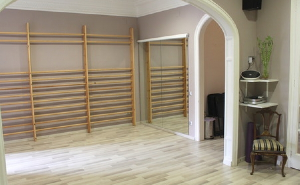 Sala de 35 metros con espejos y cortinas, vestuario y vistas a un patio interior