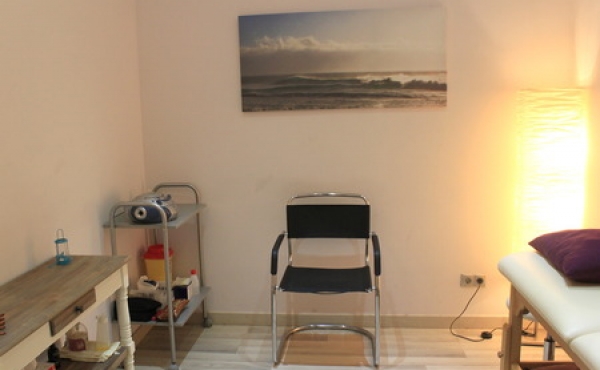 Sala preciosa perfectamente habilitada con camilla hidráulica y mesa