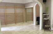 Sala de 35 metros con espejos y cortinas, vestuario y vistas a un patio interior