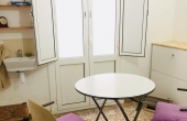 Sala de arteterapia de 7m2 con pica, armario de materiales, mesas, sillas y calefacción. 