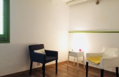 Sala de terapia de 8 m2 con mesa, luz ambiental, sillas y calefacción. 