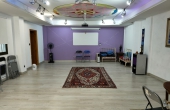 Sala para meditación, talleres, cursos, reuniones, con capacidad para 50 personas.
Equipada con Proyector y Pantalla de Cine. Pizarra, mesas y sillas, Cojines, Alfombras.
Iluminación ambiental. WIFI. Servicio de refrigerio o cattering si es necesario.