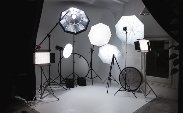 Ciclorama Sinfin blanco 3mts x 4mts con todos los equipo. Precios de packs en la web: https://www.lupproducciones.com/estudio-fotografia-barcelona/