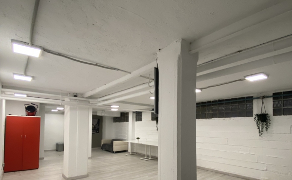 Sala vacía, perfecta para ensayos (teatro, danza, música, circo)