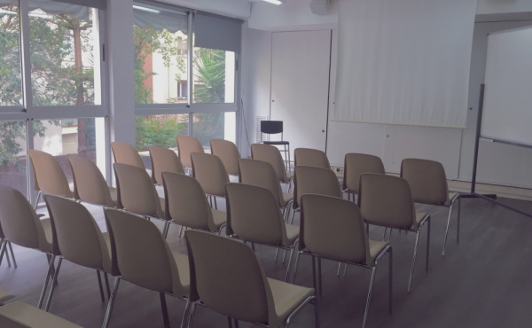 Distribución de sillas en la sala para conferencias, cursos...