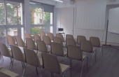 Distribución de sillas en la sala para conferencias, cursos...