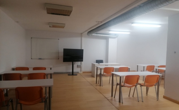 aula de formación, con monitor, capacidad para 20 alumnos.