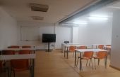 aula de formación, con monitor, capacidad para 20 alumnos.